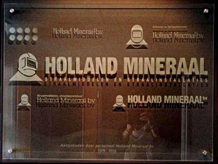Ter ere van het 40-jarig bestaan van Holland Mineraal uit Deventer deze fraaie glazen plaquette met alle logo's. //www.facebook.com/hollandmineraal